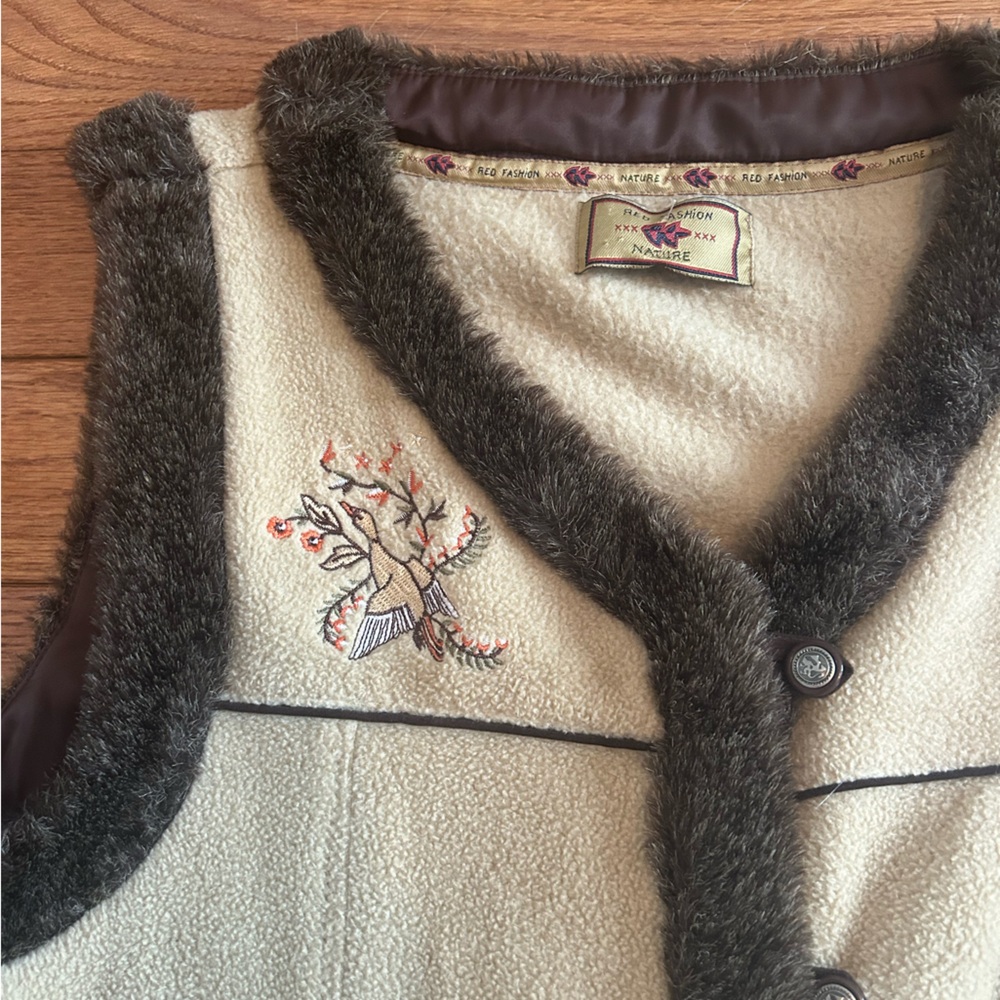 Cottagecore rustic embroidered fleece vest - Picture 5 of 11